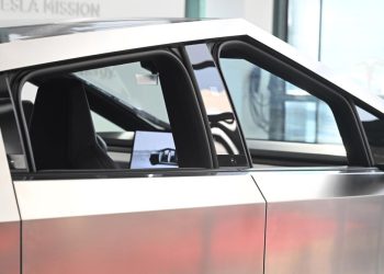 Auto Klub – Tesla Cybertruck za 10.000 eura: Izgleda kao original, ali pogon je ‘ruganje’ Elonu Musku