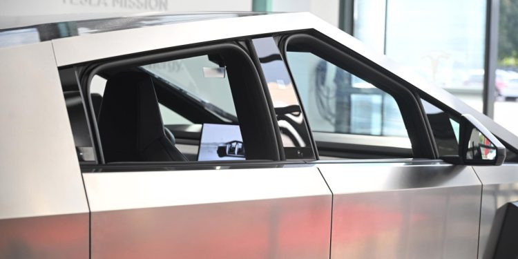 Auto Klub – Tesla Cybertruck za 10.000 eura: Izgleda kao original, ali pogon je ‘ruganje’ Elonu Musku