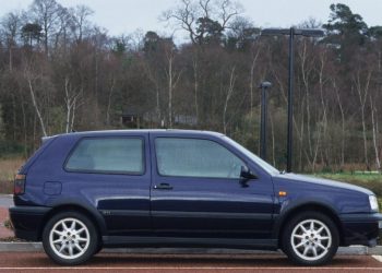 Auto Klub – VW Golf već godinu dana stoji parkiran na aerodromu: ‘Tražimo vlasnika, dužan je 200.000 eura’