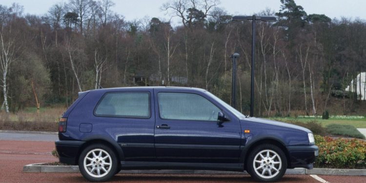 Auto Klub – VW Golf već godinu dana stoji parkiran na aerodromu: ‘Tražimo vlasnika, dužan je 200.000 eura’