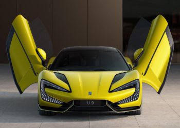 Auto Klub – Video: Pogledajte kako kineski automobil s 1300 KS skače preko šiljaka na cesti