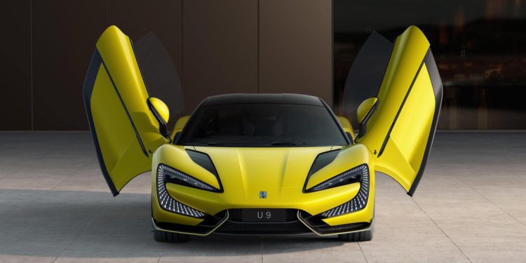 Auto Klub – Video: Pogledajte kako kineski automobil s 1300 KS skače preko šiljaka na cesti