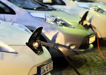 Auto Klub – Vozači u čudu: U ovom gradu vlasti poskupjele parkiranje za električne aute 162 posto, a za benzince snizili