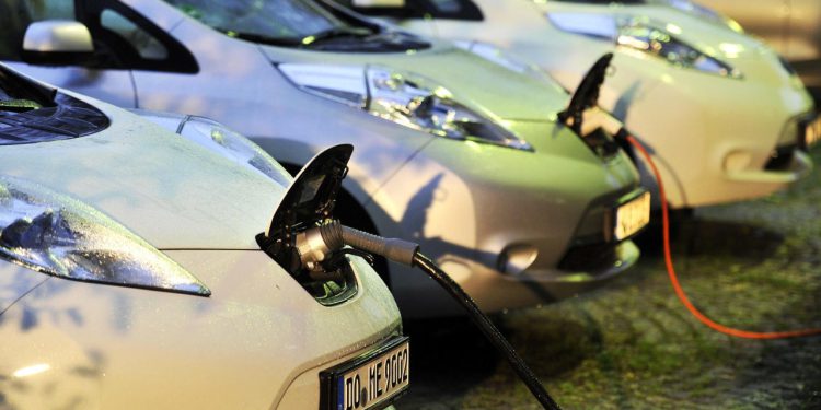 Auto Klub – Vozači u čudu: U ovom gradu vlasti poskupjele parkiranje za električne aute 162 posto, a za benzince snizili