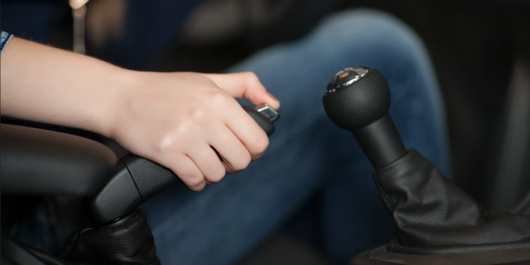 Auto Klub – Zimske muke vozača: Što učiniti kada vam se smrzne ručna kočnica?