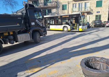 Autobus je jutros u Žrnovnici imao problema. Morao je čekati…