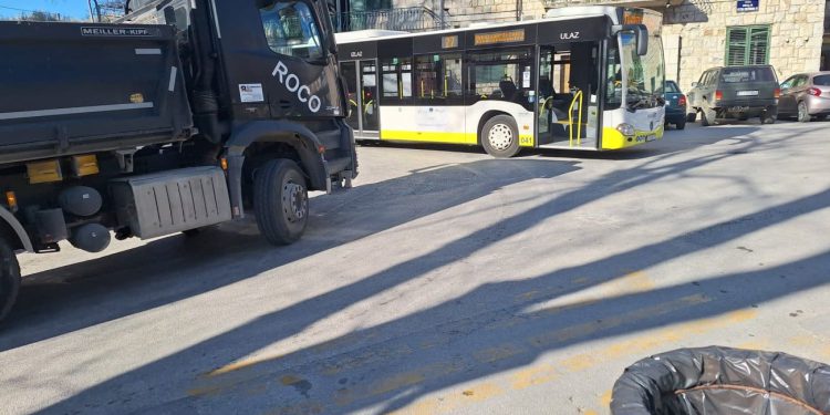 Autobus je jutros u Žrnovnici imao problema. Morao je čekati…