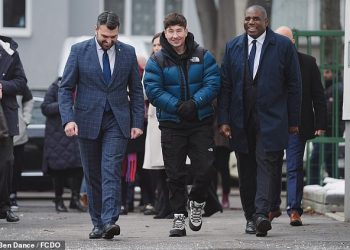 Barry Keoghan posjećuje Bugarsku zajedno s ministrom vanjskih poslova Davidom Lammyjem kako bi pokrenuli kampanju za brigu o djeci diljem svijeta dok glumac ima za cilj ‘poboljšati sustav’
