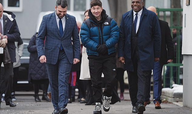 Barry Keoghan posjećuje Bugarsku zajedno s ministrom vanjskih poslova Davidom Lammyjem kako bi pokrenuli kampanju za brigu o djeci diljem svijeta dok glumac ima za cilj ‘poboljšati sustav’