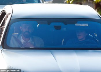 Ben Affleck izgleda nervozno dok uzima dijete od djeteta, 16, na lekciju vožnje u svom BMW -u