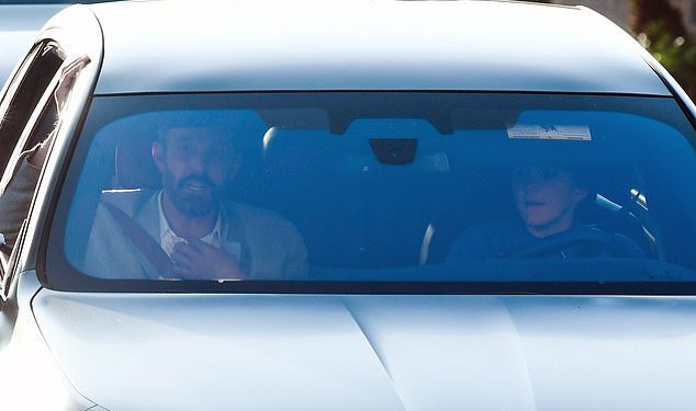 Ben Affleck izgleda nervozno dok uzima dijete od djeteta, 16, na lekciju vožnje u svom BMW -u