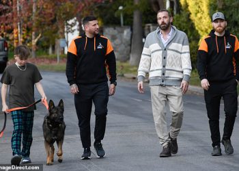 Ben Affleck usvojio je psa čuvara i vodi ga u šetnju svojim susjedstvom Brentwood sa sinom Samom