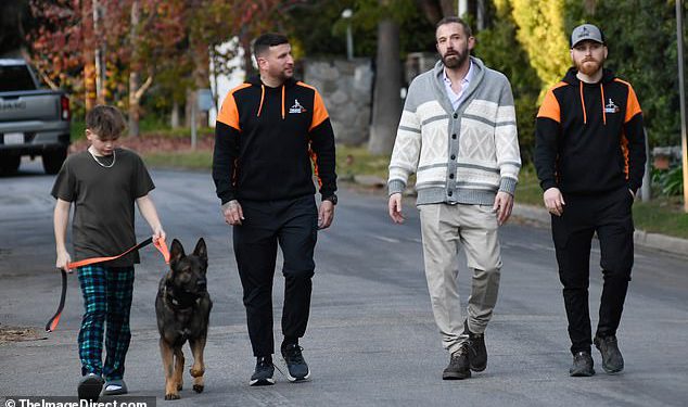 Ben Affleck usvojio je psa čuvara i vodi ga u šetnju svojim susjedstvom Brentwood sa sinom Samom