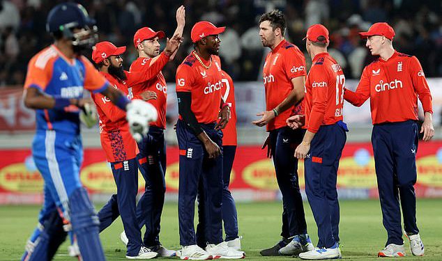 Ben Duckett i Liam Livingstone zvijezde s palicom dok Engleska kopa duboko u pečat 26 pobjede protiv Indije kako bi prepolovila deficit na 2-1 u seriji T20I