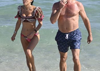 Bethenny Frankel, 54, oblači bikini s puf rukavima za novogodišnje kupanje u Miamiju s dečkom Tomom Villanteom