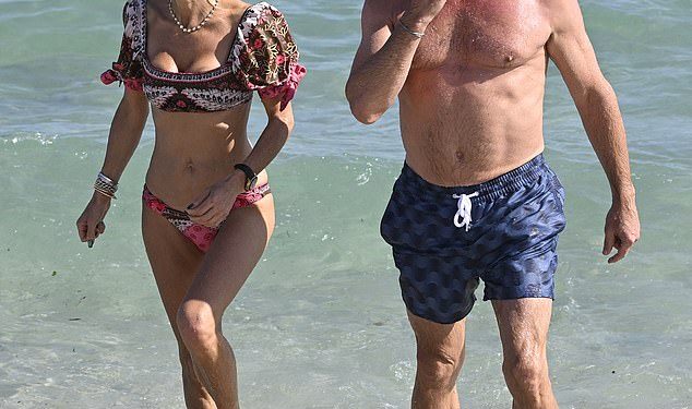 Bethenny Frankel, 54, oblači bikini s puf rukavima za novogodišnje kupanje u Miamiju s dečkom Tomom Villanteom