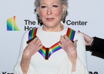Bette Midler dijeli srcedrapateljnu snimku obitelji koja pjeva himnu u ruševinama kuće koju su izgubili u požarima u LA-u