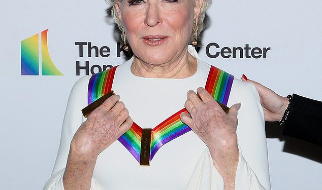 Bette Midler dijeli srcedrapateljnu snimku obitelji koja pjeva himnu u ruševinama kuće koju su izgubili u požarima u LA-u