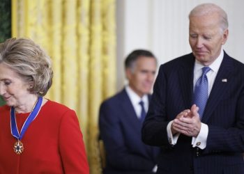 Biden daje Medalju slobode Hillary Clinton i Georgeu Sorosu — RT World News