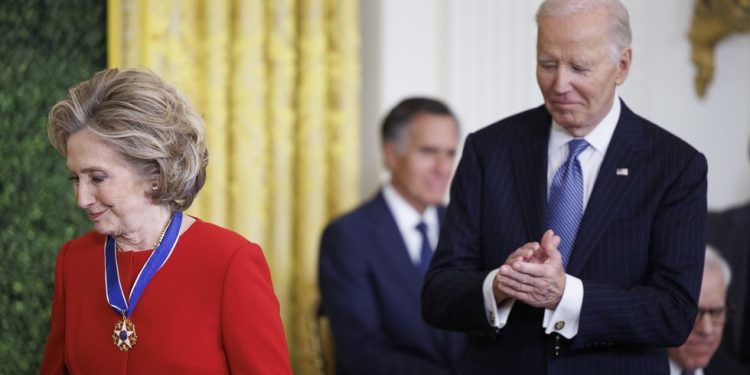 Biden daje Medalju slobode Hillary Clinton i Georgeu Sorosu — RT World News