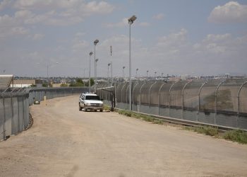 Bijela kuća: Deportiramo stotine migranata vojnim avionima