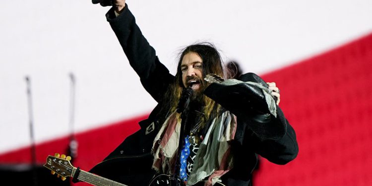 Billy Ray Cyrus napravio je ‘epsku katastrofu’ nastupa na Trumpovom Liberty Ballu