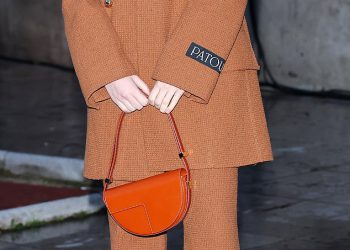 Bivša dječja zvijezda serije Casualty izgleda neprepoznatljivo na Tjednu mode u Parizu – ali možete li pogoditi o kome se radi?