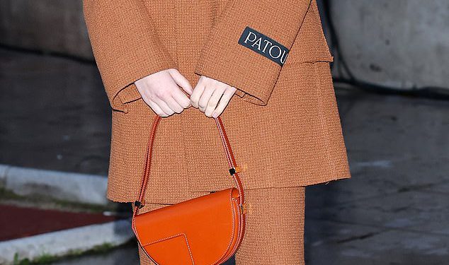 Bivša dječja zvijezda serije Casualty izgleda neprepoznatljivo na Tjednu mode u Parizu – ali možete li pogoditi o kome se radi?