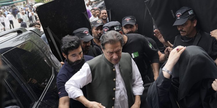 Bivšem pakistanskom premijeru Khanu izrečena kazna od 14 godina zatvora