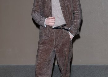 Bivši Taylor Swift, Joe Alwyn, izgleda lijepo na Armanijevoj reviji na Tjednu mode u Milanu – nakon posljednjeg pjevačičinog iskaza podrške svom dečku Travisu Kelceu na utakmici Chiefsa