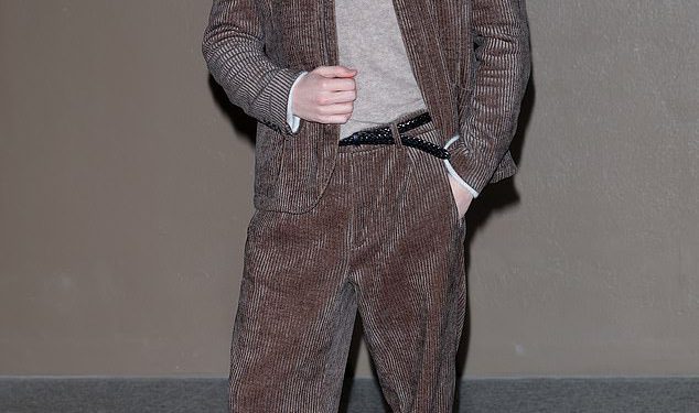 Bivši Taylor Swift, Joe Alwyn, izgleda lijepo na Armanijevoj reviji na Tjednu mode u Milanu – nakon posljednjeg pjevačičinog iskaza podrške svom dečku Travisu Kelceu na utakmici Chiefsa