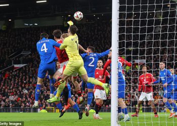 Bizaran trenutak Jack Butland zabija loptu u vlastitu mrežu za vodstvo Man Uniteda protiv Rangersa u Europskoj ligi