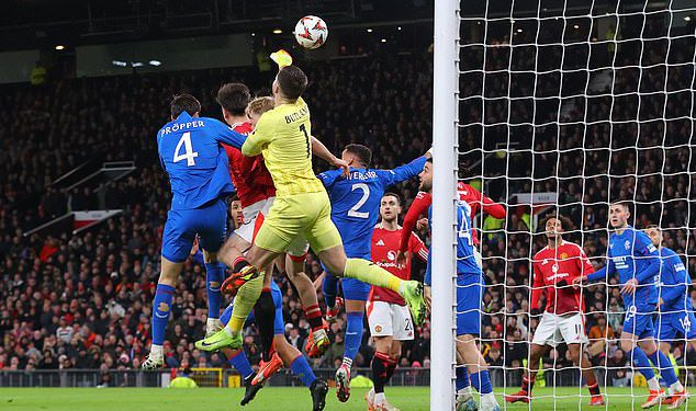 Bizaran trenutak Jack Butland zabija loptu u vlastitu mrežu za vodstvo Man Uniteda protiv Rangersa u Europskoj ligi