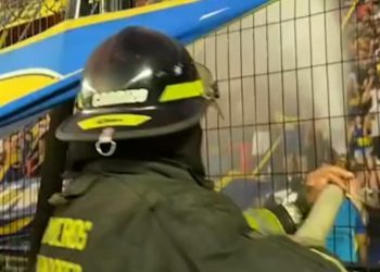 Boca Juniors navijači Accithed: Vatrogasci otvaraju hidrante