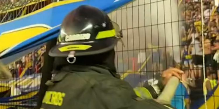 Boca Juniors navijači Accithed: Vatrogasci otvaraju hidrante