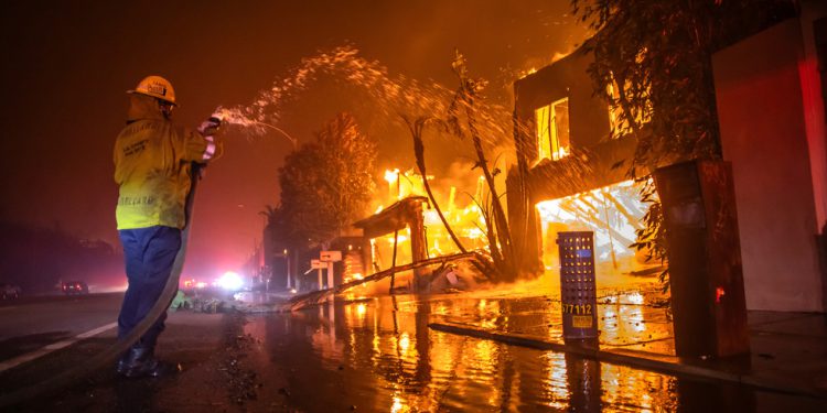 Broj poginulih u šumskim požarima u Los Angelesu mogao bi porasti – lokalni dužnosnici (VIDEOZAPISI) — RT World News