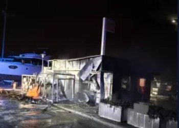 Brza intervencija vatrogasaca spriječila širenje plamena na brodove