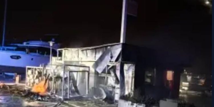 Brza intervencija vatrogasaca spriječila širenje plamena na brodove