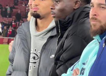 Bukayo Saka prisustvuje derbiju Arsenala u sjevernom Londonu protiv Tottenhama dok se oporavlja od operacije ozljede koljena – i gleda svoje suigrače kako treniraju na štakama zajedno s Ethanom Nwanerijem