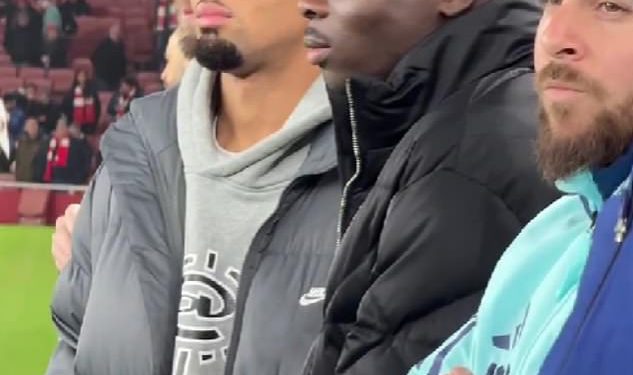 Bukayo Saka prisustvuje derbiju Arsenala u sjevernom Londonu protiv Tottenhama dok se oporavlja od operacije ozljede koljena – i gleda svoje suigrače kako treniraju na štakama zajedno s Ethanom Nwanerijem