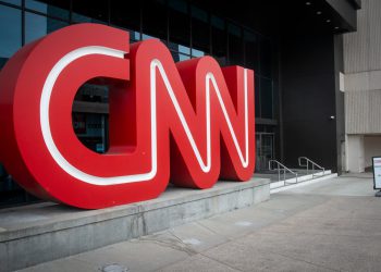 CNN otpušta stotine zaposlenika i mijenja Jima Acostu dok restrukturira mrežu usred pada gledanosti