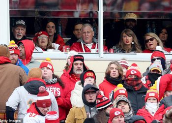 Caitlin Clark pridružila se Taylor Swift u VIP apartmanu Travisa Kelcea kako bi bodrila Kansas City Chiefse u NFL doigravanju