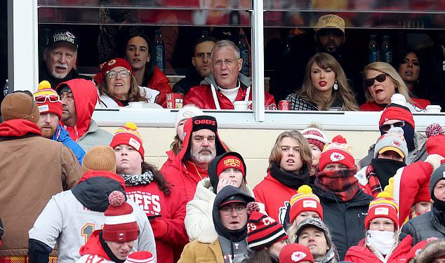 Caitlin Clark pridružila se Taylor Swift u VIP apartmanu Travisa Kelcea kako bi bodrila Kansas City Chiefse u NFL doigravanju