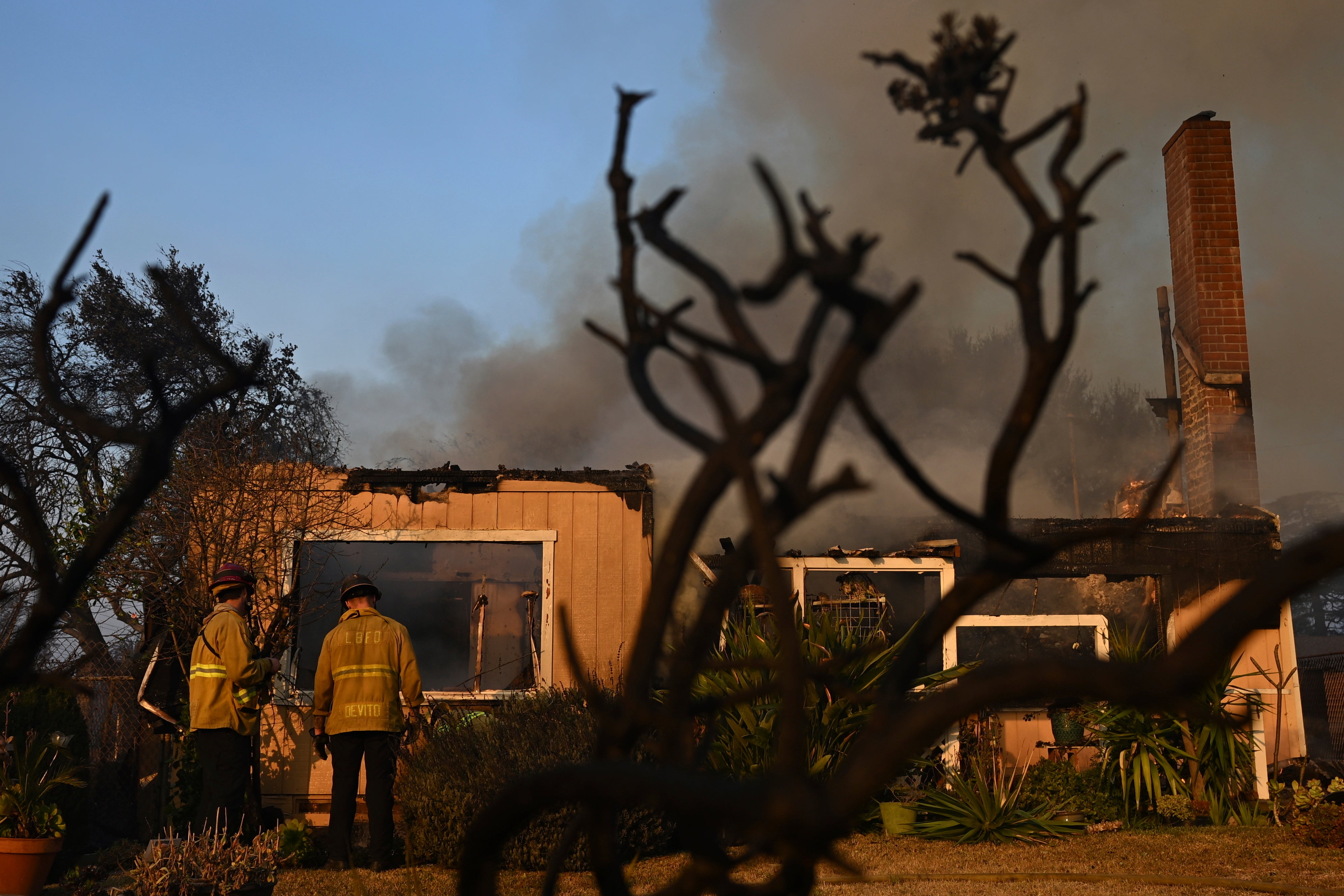 Vatrogasci pregledavaju kuću nakon što je Eaton Fire izgorio u Altadeni, Kalifornija, četvrtak, siječanj. 9. 2025