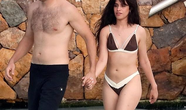 Camila Cabello pokazuje drsku predstavu u malenom bikiniju dok službeno prelazi na Shawna Mendesa