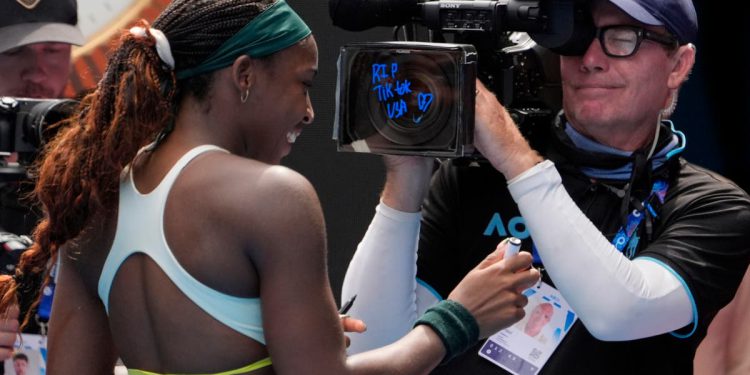 Coco Gauff piše ‘RIP TikTok USA’ na TV kameri na Australian Openu dok se aplikacija gasi offline