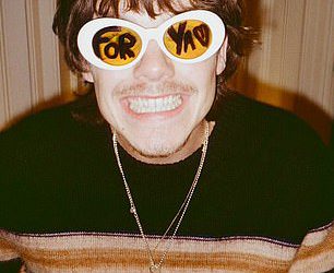 Cruz Beckham, 19 godina, kanalizira Liam Gallagher s novim izgledom dok dijeli Racy Snap s djevojkom Jackie Apostle, 29