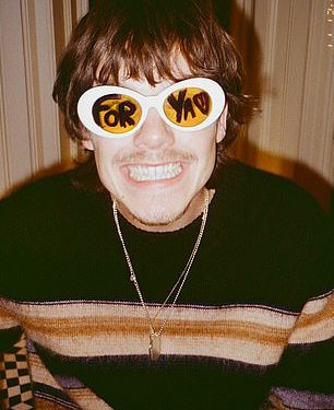 Cruz Beckham, 19 godina, kanalizira Liam Gallagher s novim izgledom dok dijeli Racy Snap s djevojkom Jackie Apostle, 29