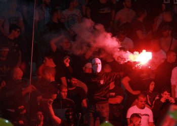 KAOS U BEOGRADU Žestoki sukob huligana Zvezde i PSV-a. Gađali se bakljama, policija nemoćna | NACIONAL.HR