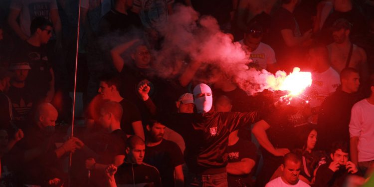 KAOS U BEOGRADU Žestoki sukob huligana Zvezde i PSV-a. Gađali se bakljama, policija nemoćna | NACIONAL.HR